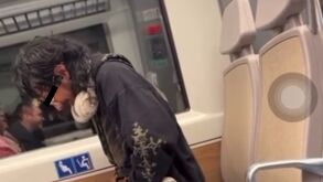 Sujeto es captado orinando en el Tren Interurbano México-Toluca