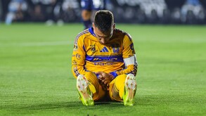 Fernando Gorriarán en el suelo tras fallar una jugada con Tigres.