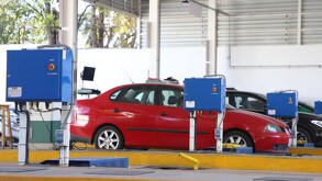 Auto en color rojo dentro de un centro de verificación vehicular en Puebla.