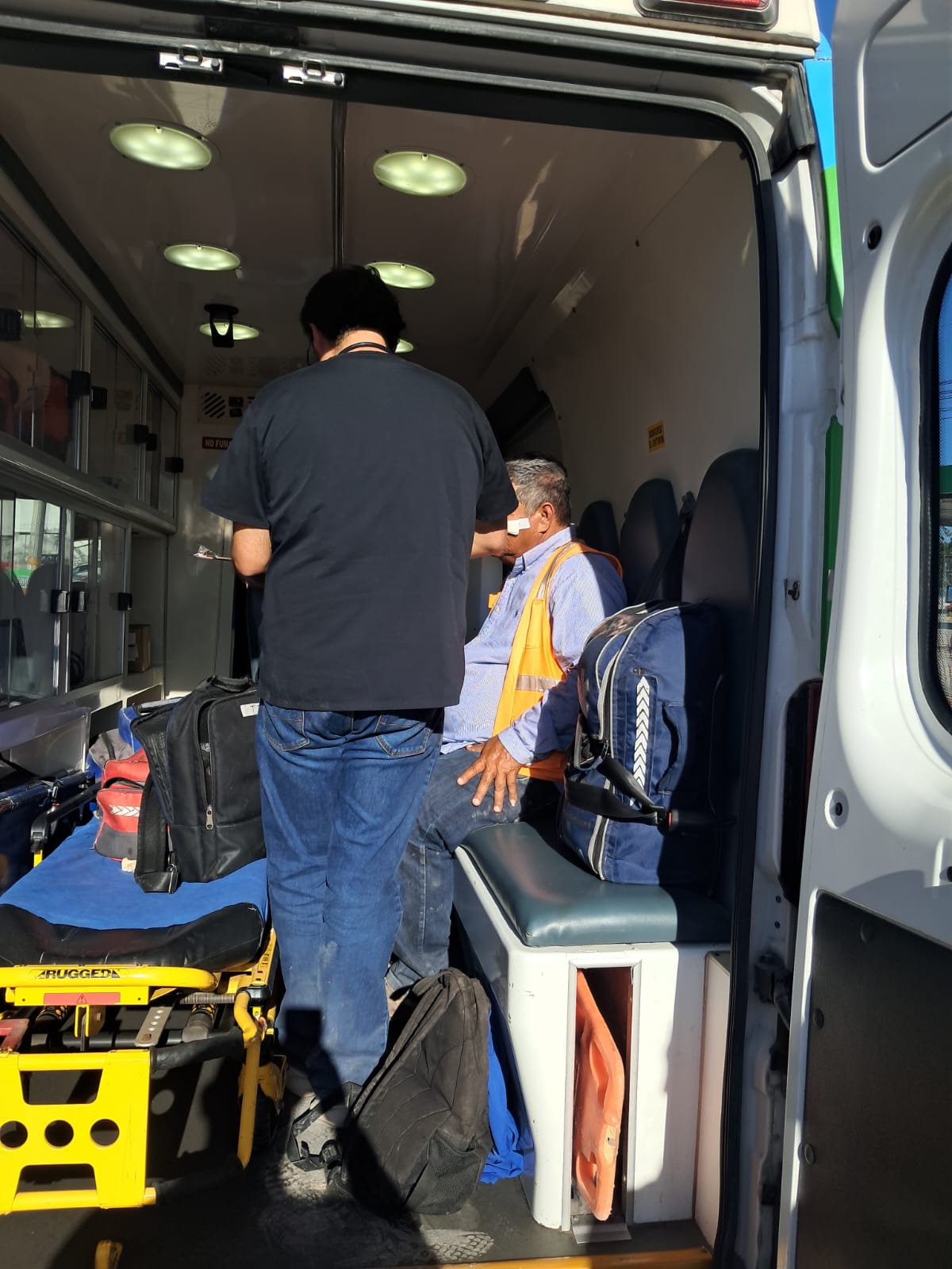 Víctima del accidente siendo atendido por paramédicos.