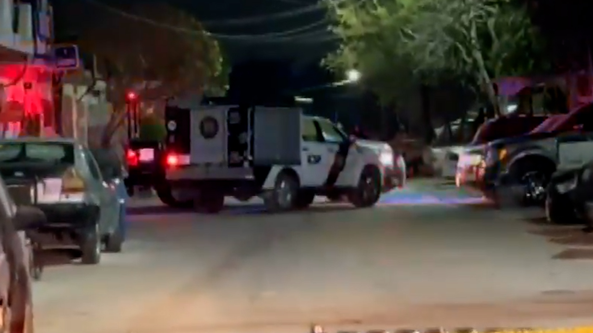 Los agresores se desplazaban a bordo de un vehículo tipo taxi. La zona fue acordonada tras hallar diversos casquillos percutidos.