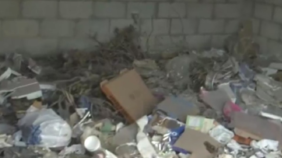 Basura y cajas de cartón en un cuarto abandonado