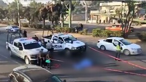 Mujer decide no cruzar puente y es atropellada en carretera a Chapala, el conductor escapó.