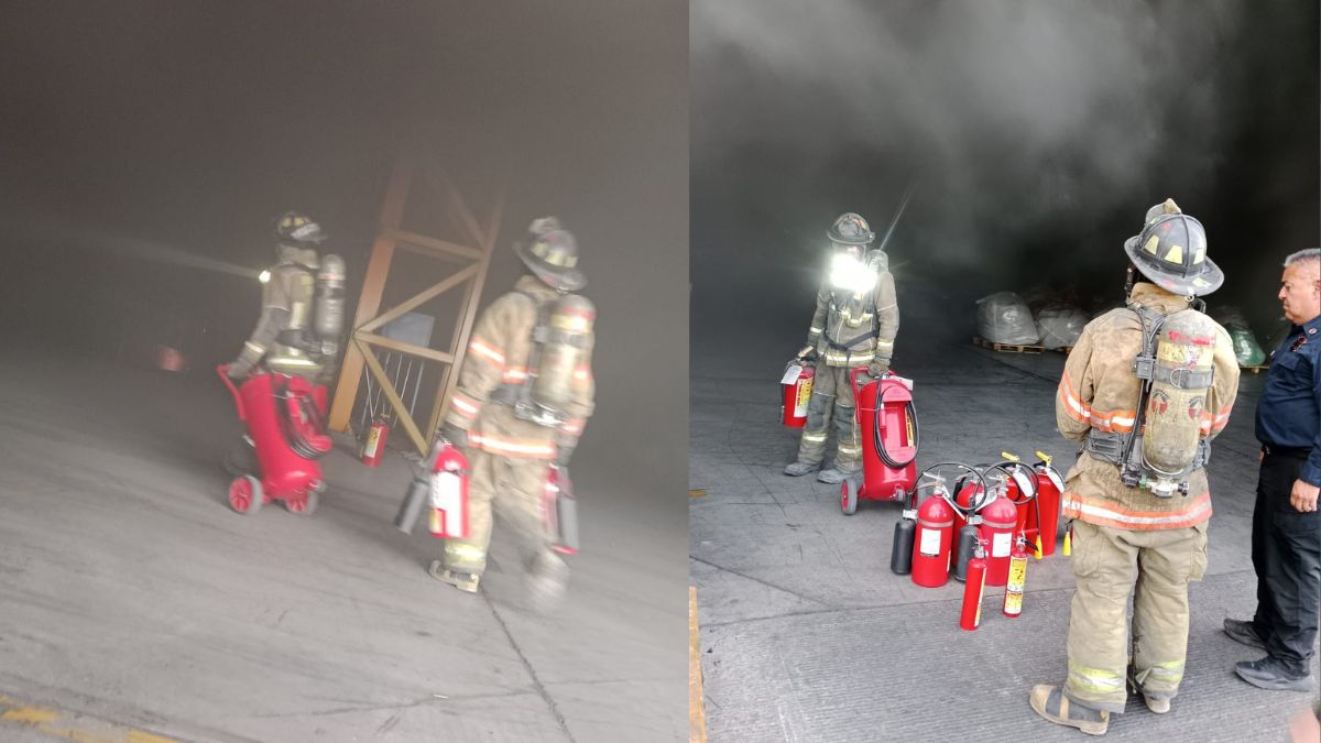 Bomberos hacen maniobras para apagar el siniestro.