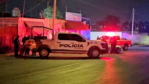 Patrulla de la Policía de Tlaquepaque enfrente de una frutería con personas y policías alrededor y un BMW detrás con la facia chocada