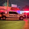 Patrulla de la Policía de Tlaquepaque enfrente de una frutería con personas y policías alrededor y un BMW detrás con la facia chocada