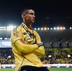 Cristiano Ronaldo viendo a la afición del Al-Nassr luego de marcar un doblete.