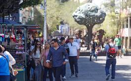 Personas caminando en centro de Guadalajara