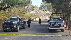 Tres patrullas de la Policía Municipal de Puerto Vallarta con oficiales dentro de un área acordonada a la orilla del Puente La Desembocada