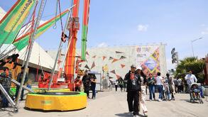 personas paseando en el recinto de la feria de puebla