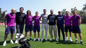 Fernando Hierro guía a las leyendas del Barcelona durante su visita a Verde Valle.