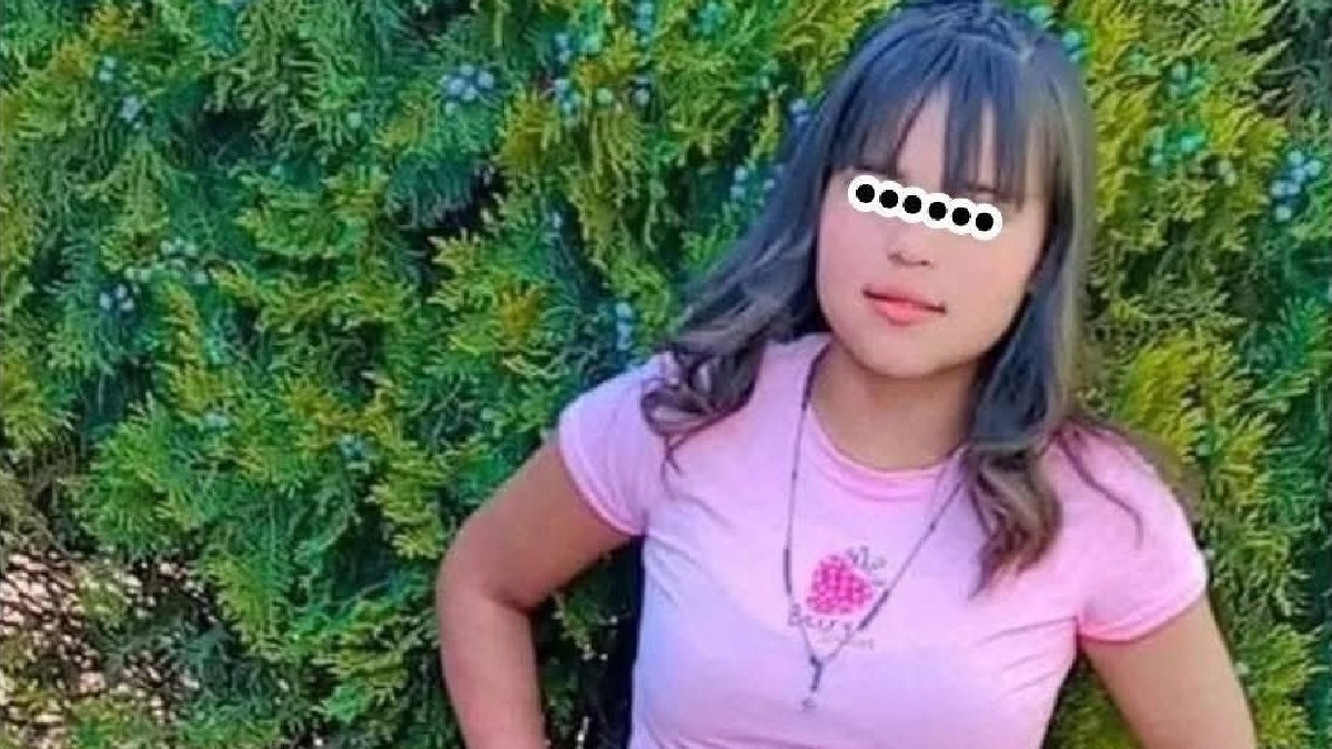 Menor de edad con una playera en color rosa y pantalón de mezclilla