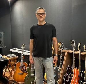 Flip Tamez dentro de su nuevo estudio de grabación en San Pedro Garza García.