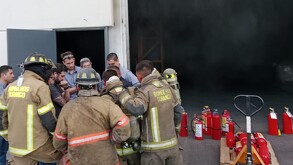 El heroico cuerpo de bomberos, arribó al lugar para combatir el fuego.