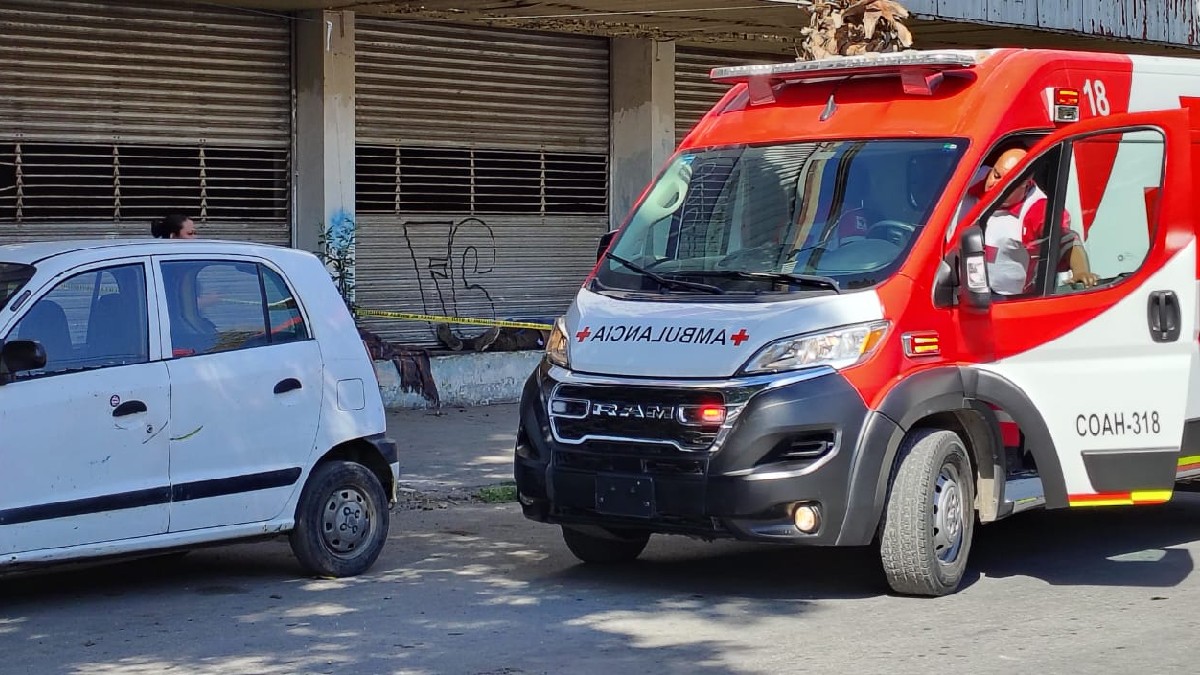 Ambulancia atendiendo a un hombre que se desmayó en la calle.