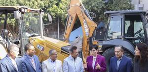 Pablo Lemus junto a más personalidades em Hospital Civil