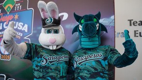 Se observan botargas, una de conejo y otra de dragón, están abrazadas.