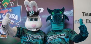 Se observan botargas, una de conejo y otra de dragón, están abrazadas.