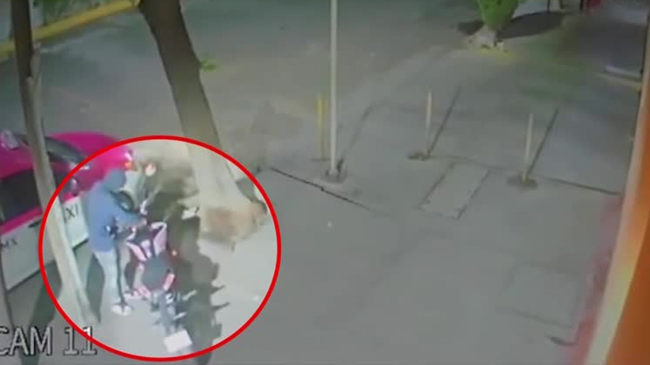 En unos cuantos segundos, un hombre robó una motocicleta estacionada en calles de la alcaldía Venustiano Carranza.