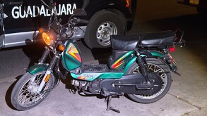 La motocicleta fue asegurada luego de que la consulta en Plataforma México confirmara reporte de robo vigente.