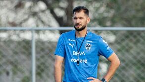 Nico Sánchez en su primer entrenamiento como DT interino de Rayados.