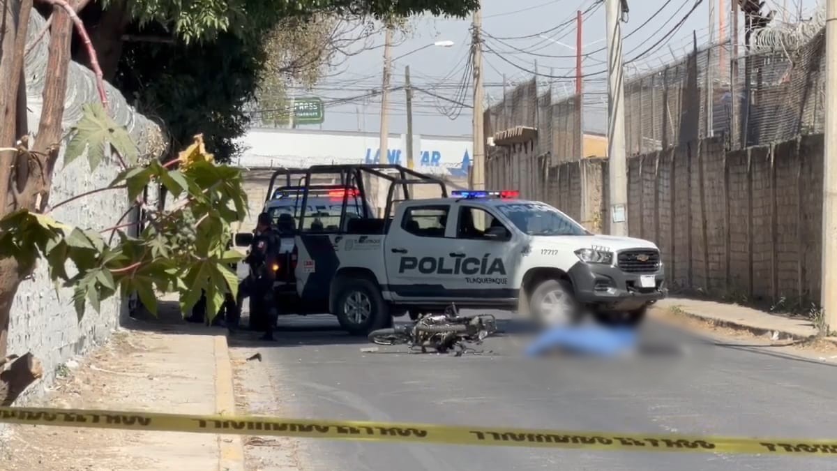 Paramédicos confirmaron la muerte del motociclista tras presentar severas lesiones en el cráneo | Foto: Especial