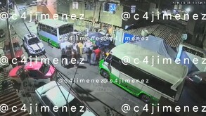 Familias peleándose en una calle de Iztapalapa, terminando en una balacera y un muerto.