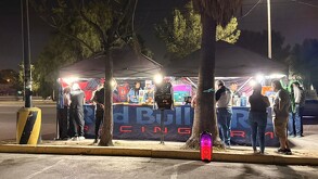 Se observan varias personas reunidas en la vía pública.