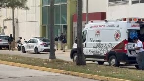 Ambulancia y policías afuera de un despacho jurídico de Coatzacoalcos.