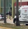Ambulancia y policías afuera de un despacho jurídico de Coatzacoalcos.