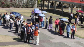 Estudiantes mexicanos haciendo simulacro de sismo.
