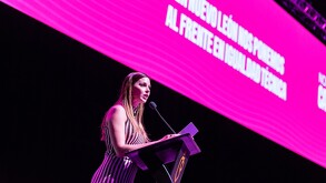 La titular de AMAR a Nuevo León, Mariana Rodríguez tomó protesta a las 607 mujeres registradas en la iniciativa Cascos Rosas