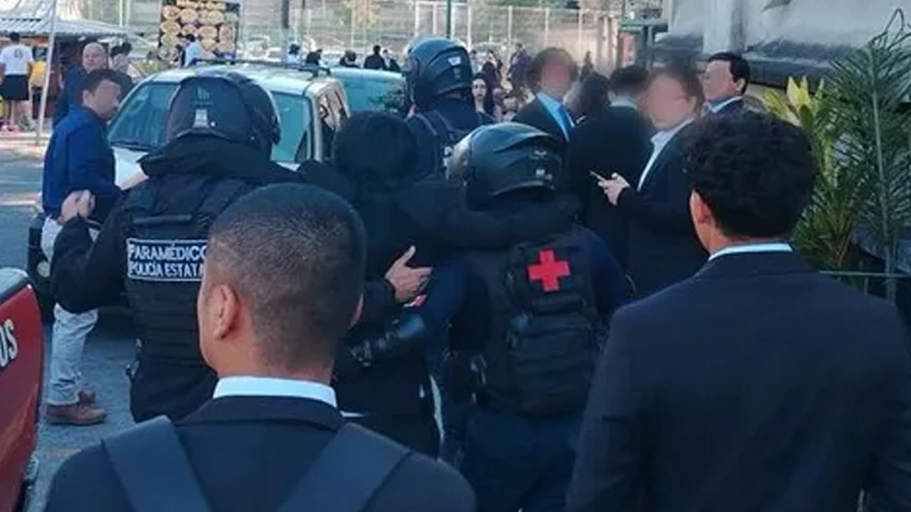 Estudiantes de Derecho de la Universidad Veracruzana resultaron lesionados tras el colapso de una grada durante una foto de generación.