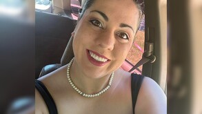 Mujer identificada como Malary Clayton tomándose una selfie mientras sonrie al interior de un automóvil