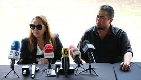 Mamá y abogado de Karina Barrón en rueda de prensa.