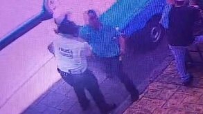 Hombre con uniforme policial es golpeado por un taxista.