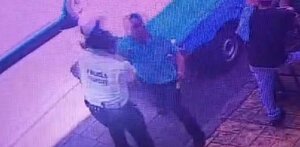 Hombre con uniforme policial es golpeado por un taxista.