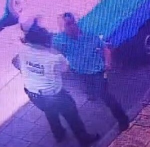 Hombre con uniforme policial es golpeado por un taxista.