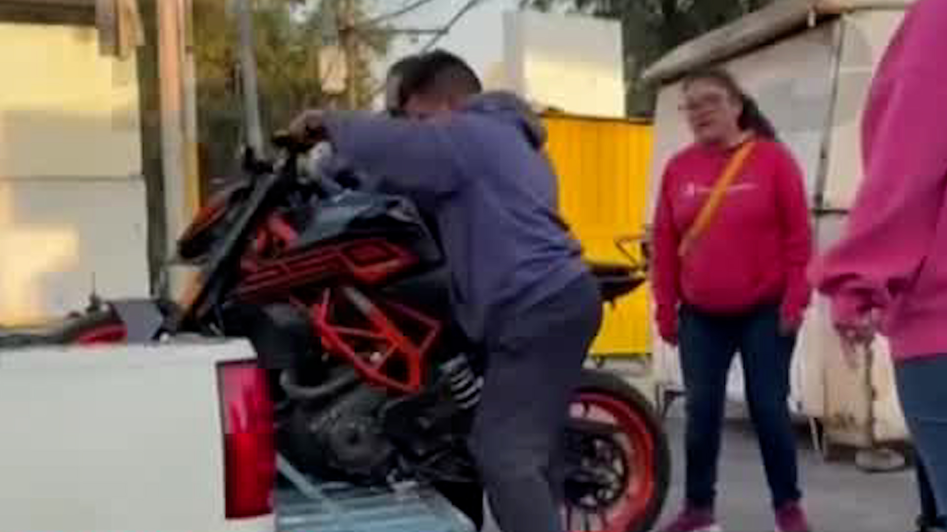 Una camioneta particular arrolló al conductor e intentó darse a la fuga.