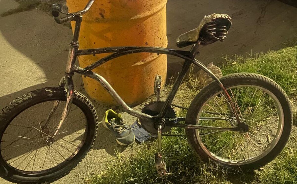 Bicicleta de joven que fue arrollado por un conductor que se dio a la fuga en el Centro de Torreón.