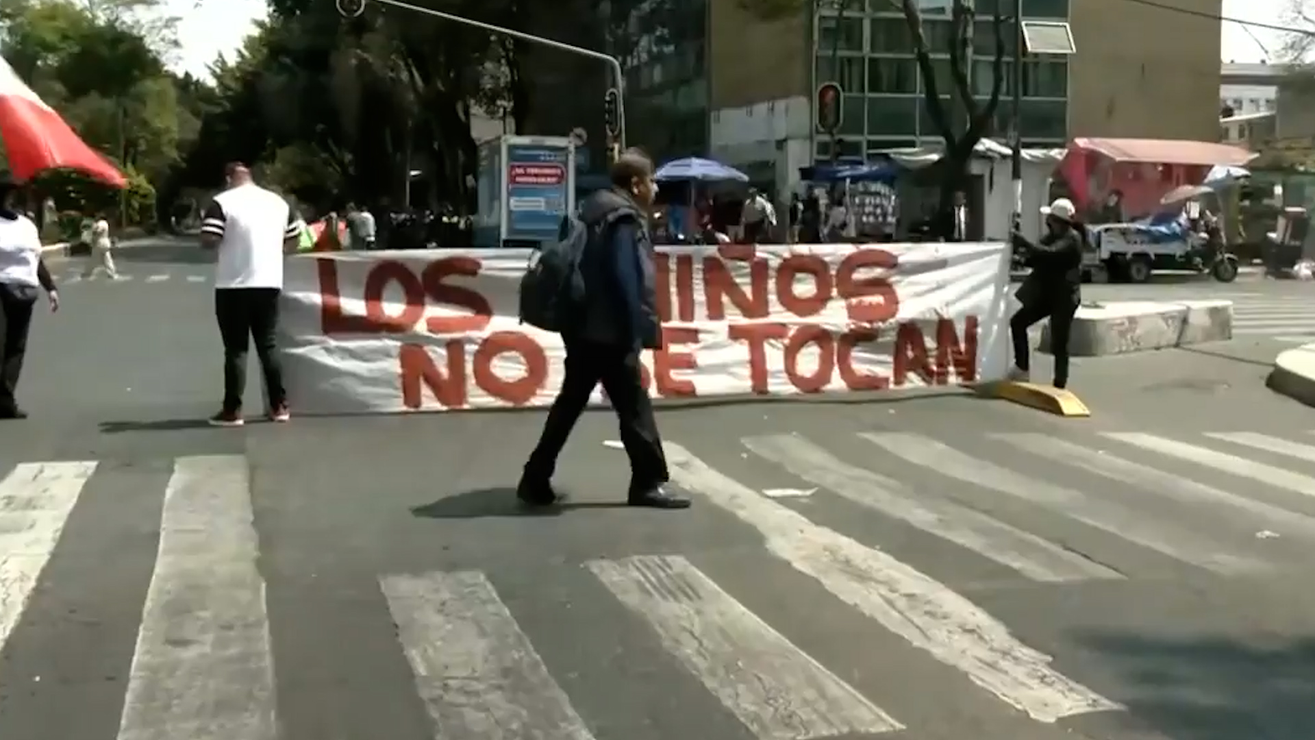 Familiares de un menor víctima de abuso bloquean Río de la Losa en la CdMx. Exigen que la Fiscalía emita una orden de aprehensión para evitar que el agresor huy