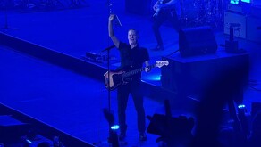 Bryan Adams cantando en Arena Monterrey