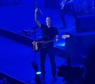 Bryan Adams cantando en Arena Monterrey