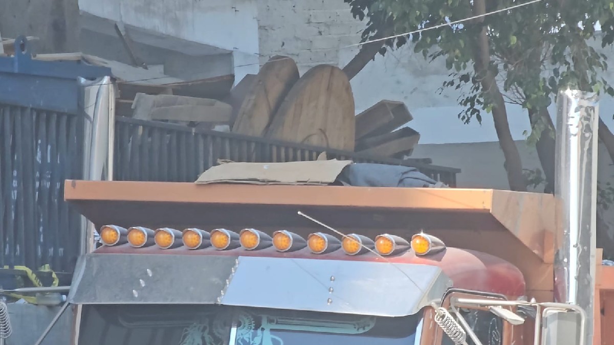 El camión de volteo quedó bajo resguardo policial en la colonia Las Conchas.