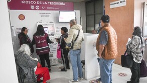 Capitalinos pagando el refrendo vehicular para obtener el subsidio de la tenencia en 2026.