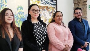 tres mujeres y un hombre durante una conferencia de prensa sobre la marcha del 8 de marzo en puebla