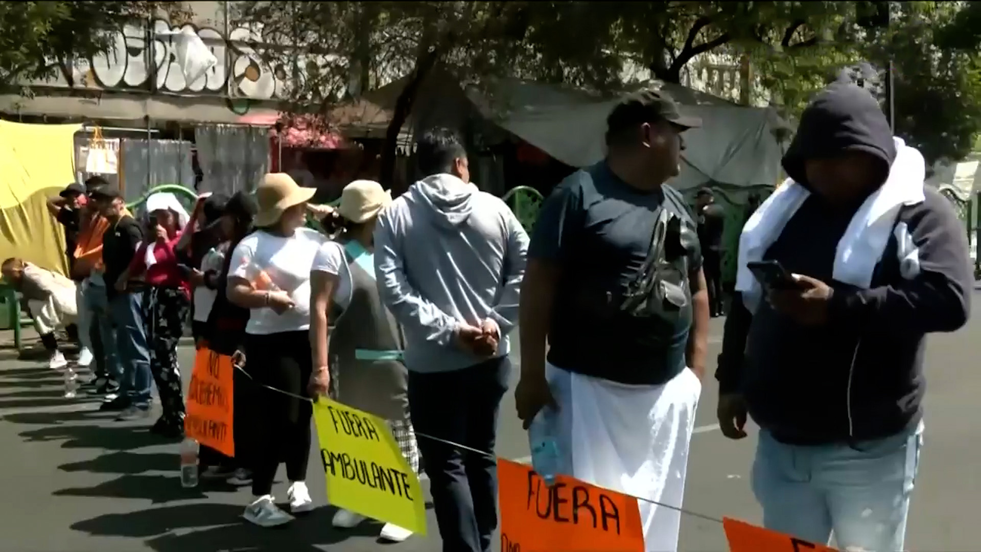 Caos vial en la Alcaldía Cuauhtémoc: Bloqueo en Circunvalación afecta el Eje 1 Norte. Locatarios denuncian invasión de puestos irregulares en la calle.