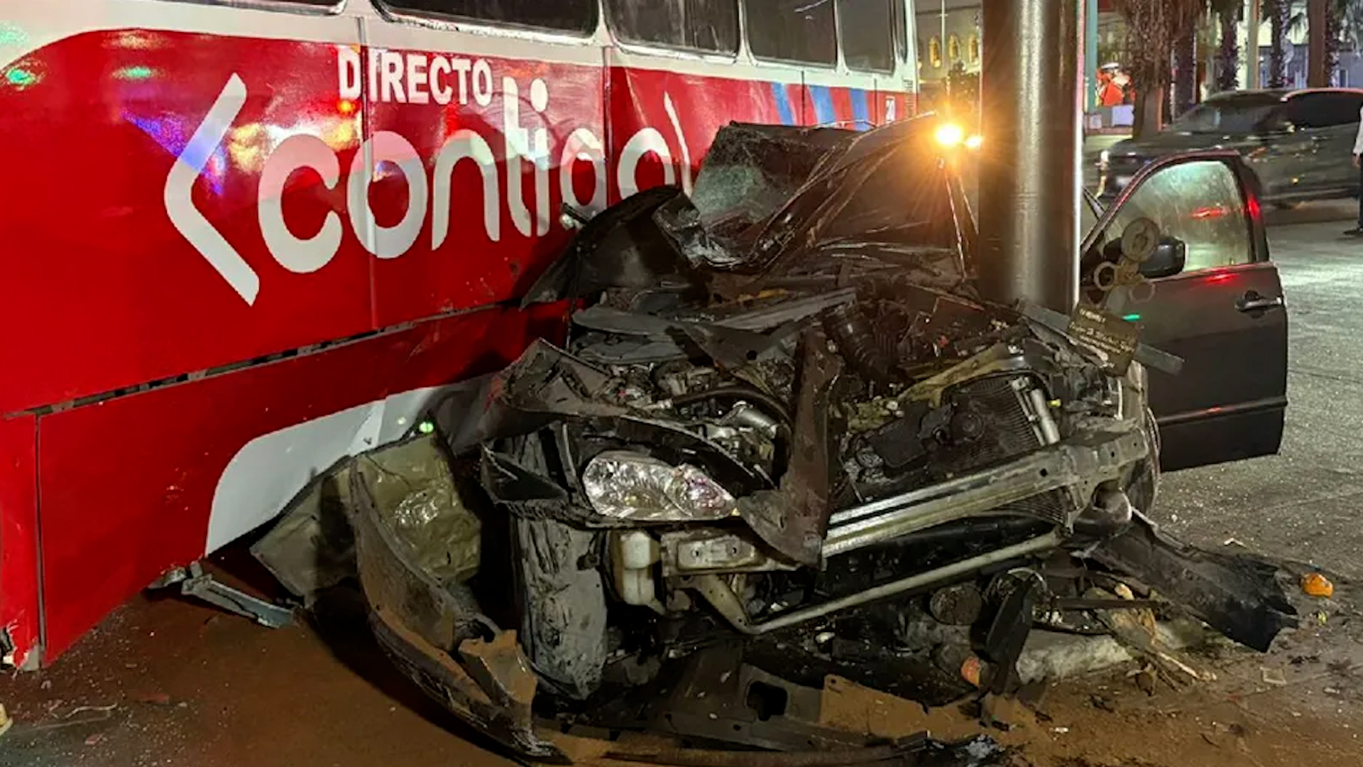 Presuntamente la conductora no se percató de que el semáforo se encontraba en luz roja, por lo que continuó su marcha sin hacer alto en avenida Ruiz Cortines.