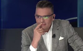 Ángel Carillo frente a la cámara durante el Telediario Matutino.