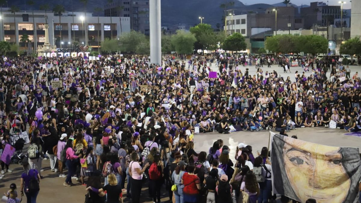 Contingente de la marcha 8M en la Plaza Mayor de Torreón